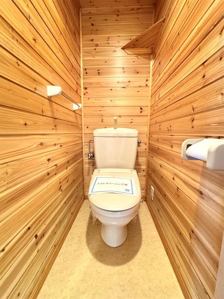 トイレ　木目調のデザインのトイレです