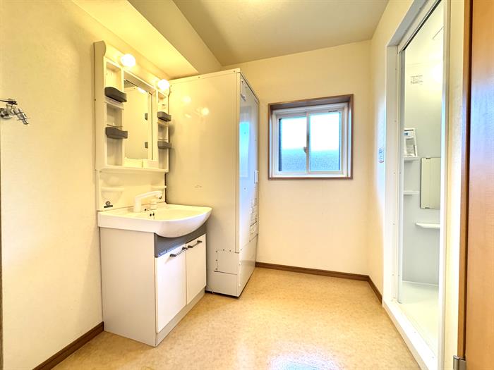洗面設備　独立洗面台も室内洗濯置き場も完備してます