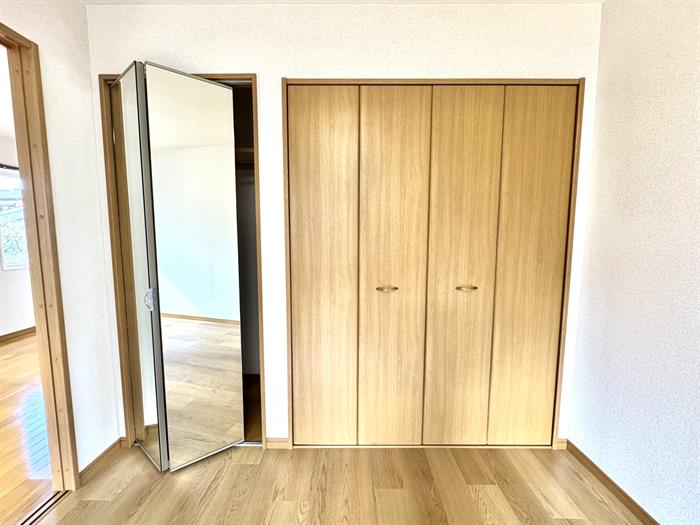 収納　鏡の裏も収納スペースとして確保できます