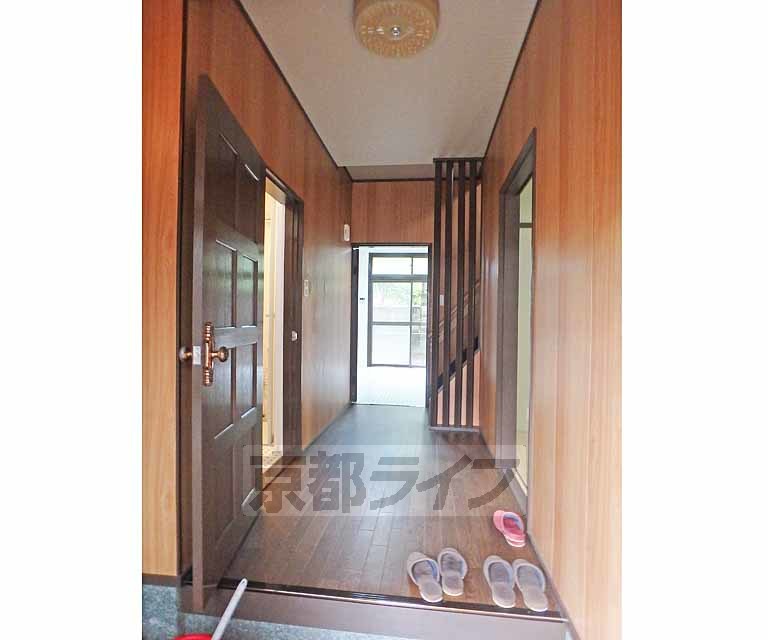 その他部屋・スペース　玄関からみた室内です。