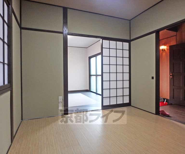 居室・リビング　千本北大路交差点にも近い７ＤＫの戸建てです。