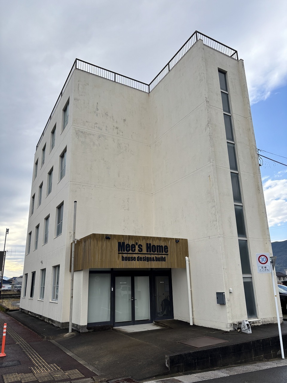 建物外観　国道沿いの立地で便利です。