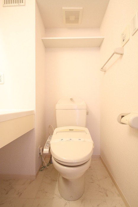 トイレ　落ち着いた色調のトイレです