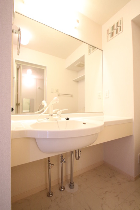 洗面設備　明るい洗面所です
