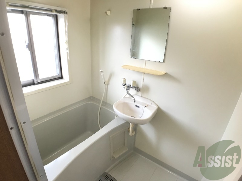 バス・シャワールーム　バスルームは狭すぎず、シャワーも浴びやすそうです。