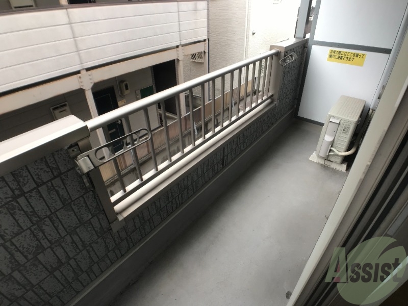 バルコニー　バルコニー。洗濯物がはかどりそうな広さがありますよ。