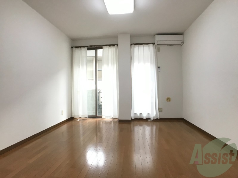 居室・リビング　９．５帖の洋室です。広々として、きれいですね。