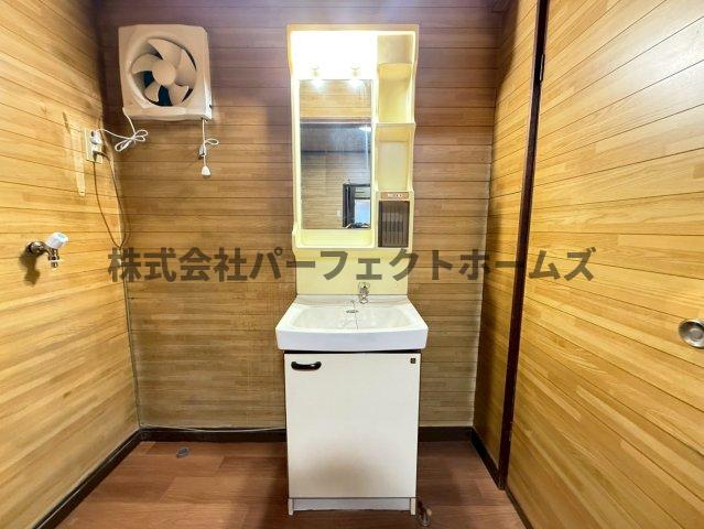 洗面設備　独立洗面化粧台が付いています