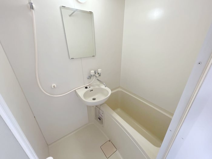 バス・シャワールーム　白を基調としたお風呂