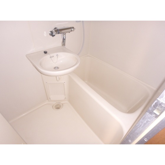 バス・シャワールーム　洗面一体型の浴室です。