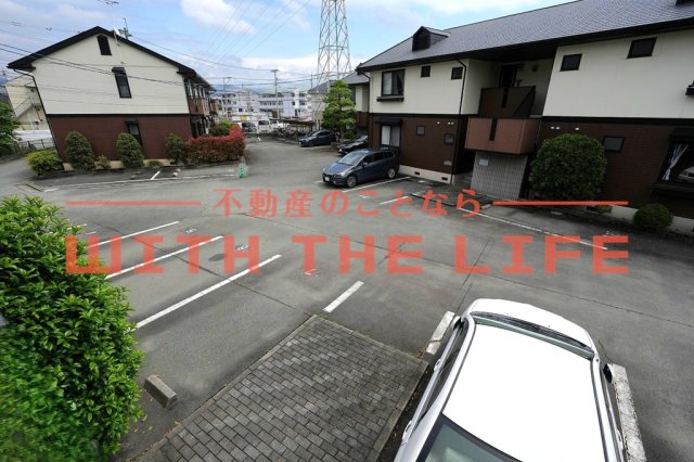 駐車場　車をお持ちの方に嬉しい駐車場付きの物件です