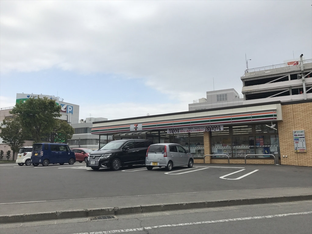 コンビニ　セブンイレブン 弘前駅前3丁目店（コンビニ）まで121m