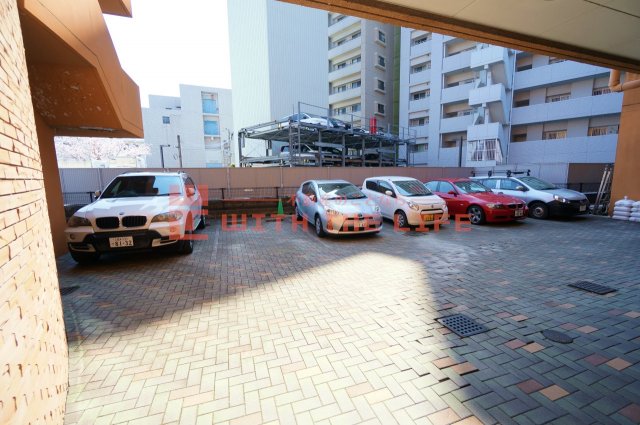 駐車場　駐車場に車を止められます