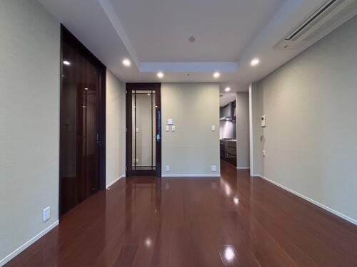 居室・リビング　バルコニー側からのリビング