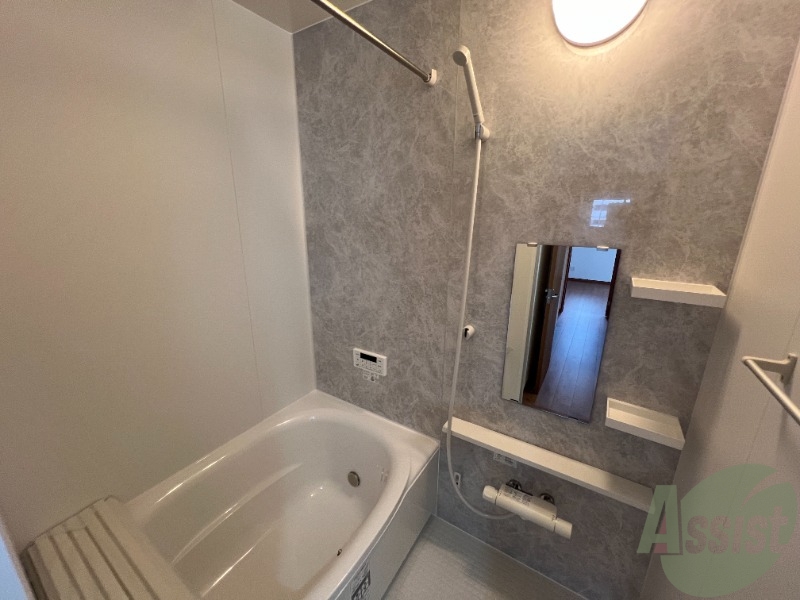 バス・シャワールーム　浴室は、足を伸ばしてゆっくりと浸かれそうですね！