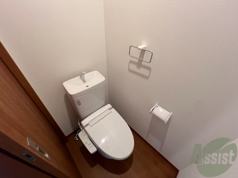 トイレ　温水洗浄便座でウォシュレット機能も付いています。