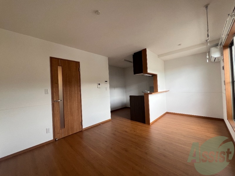 居室・リビング　１０．８帖のＬＤＫです。木の色が落ち着きますね。