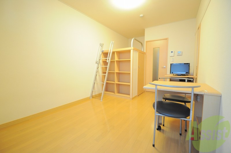 居室・リビング　ロフト下にウォークインクローゼットがあります。