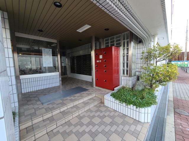 エントランス　外観とマッチしたエントランスです