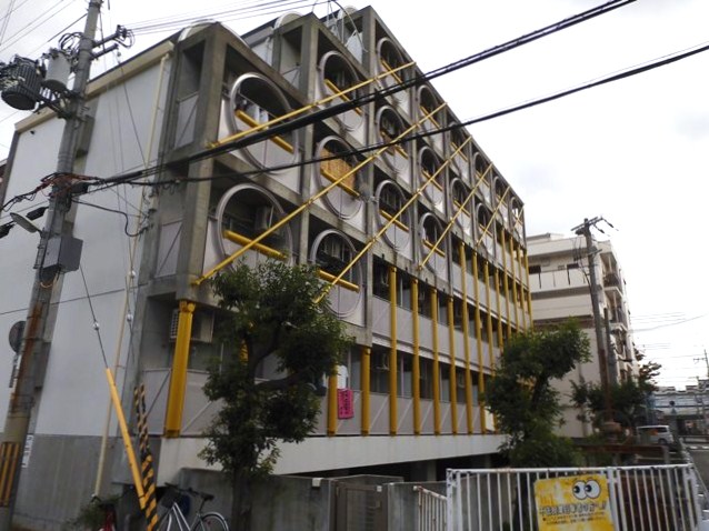 建物外観　オートロックで外部の人間が簡単に出入りできないため安心です。