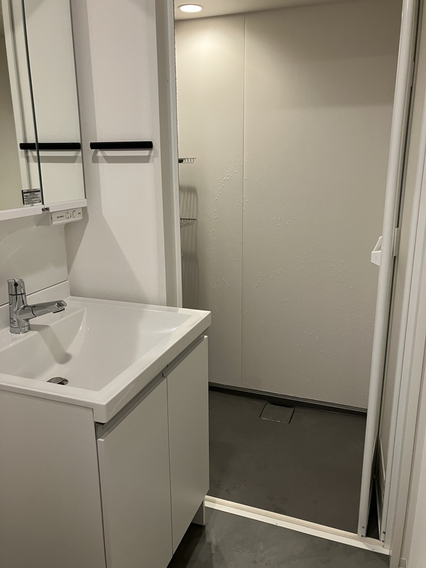 バス・シャワールーム　シャワールームには棚付きなのでシャンプーの置き場に困りません