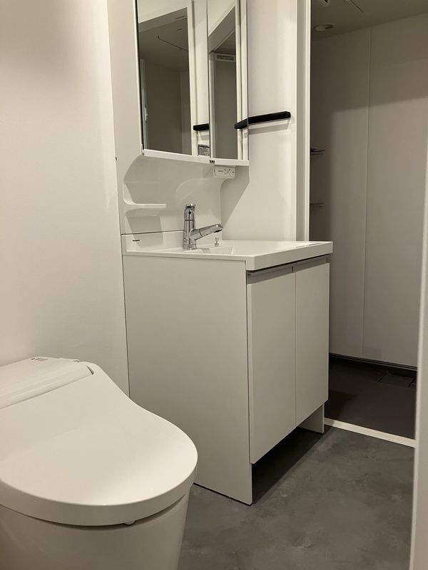 トイレ　シンプルで清潔感のあるタンクレストイレです。