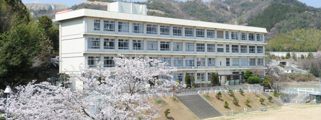 中学校　姫路市立城山中学校（中学校）まで2600m