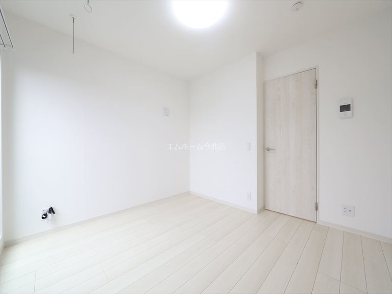 居室・リビング　洋室6.3帖　エアコン付　バルコニーに面しています