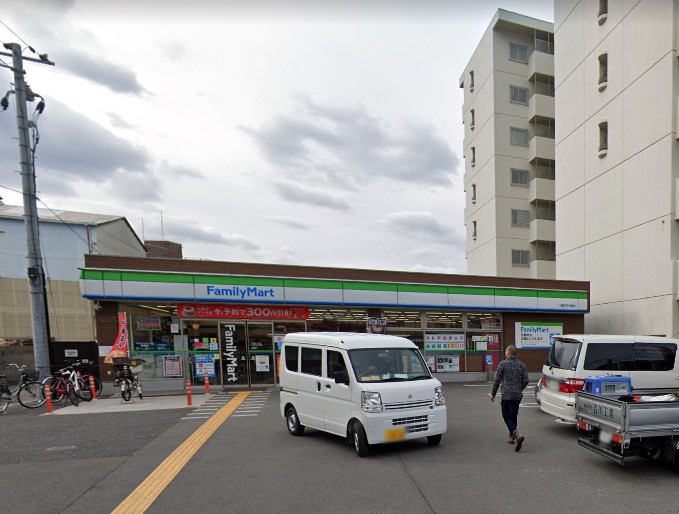 コンビニ　ファミリーマート 八尾天王寺屋店（コンビニ）まで813m