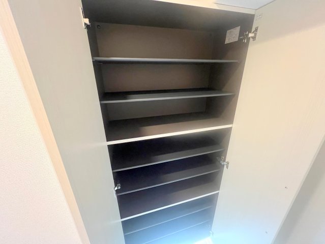 収納　大きいシューズボックスは靴がいっぱい入れれますね。