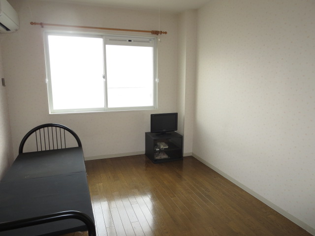 居室・リビング　落ち着いた色調の洋室です