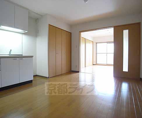 居室・リビング　明るい室内