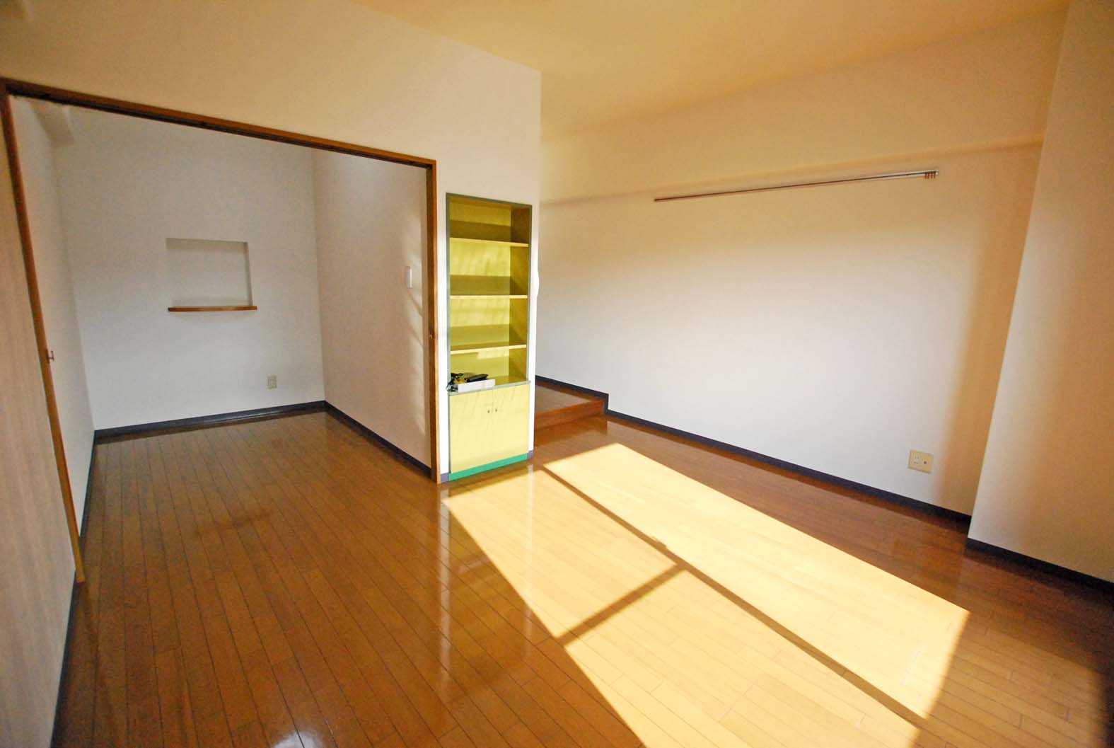 居室・リビング　窓側から室内を見たところ　左奥がベッドルームです