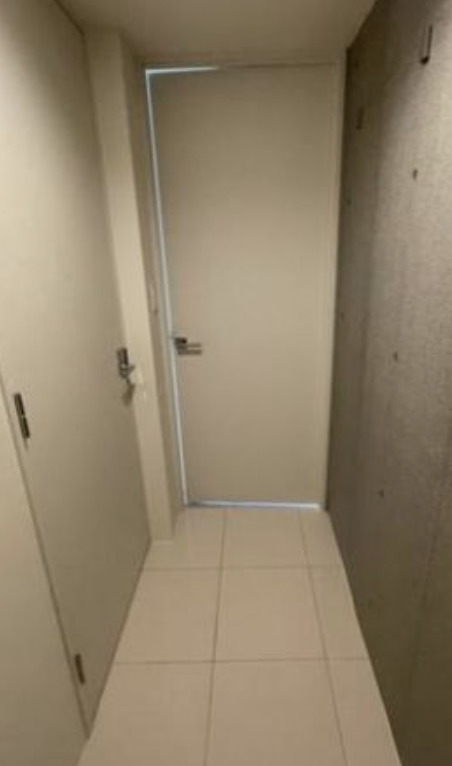 玄関　別部屋の写真を使用しております。