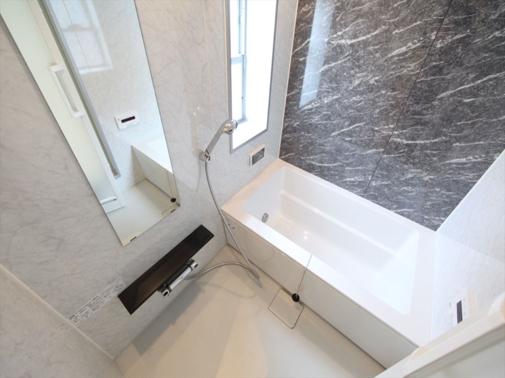 バス・シャワールーム　追焚き　浴室TV付　バスルーム　窓有り