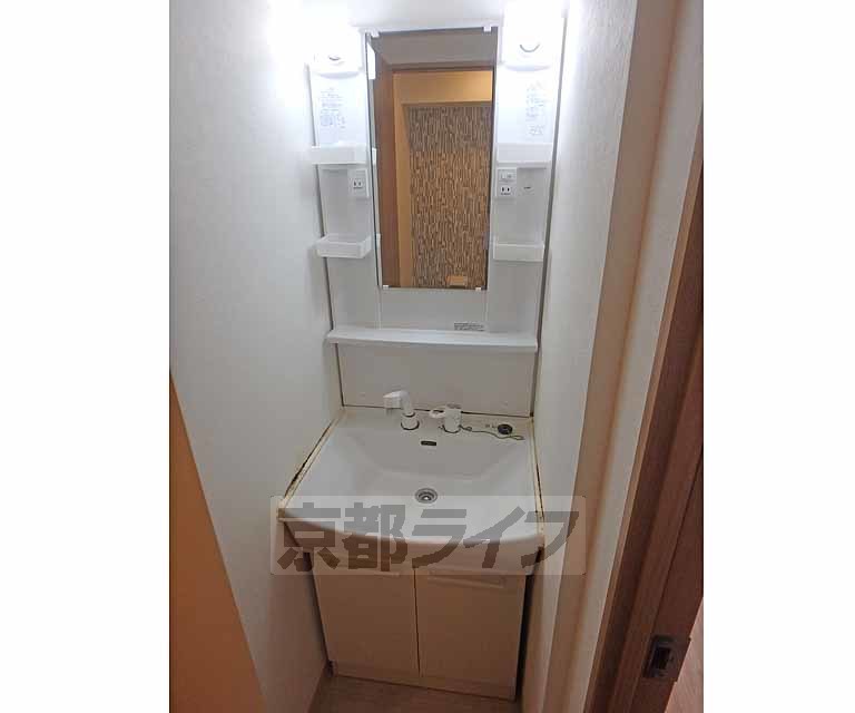 洗面設備　綺麗な独立洗面台です。