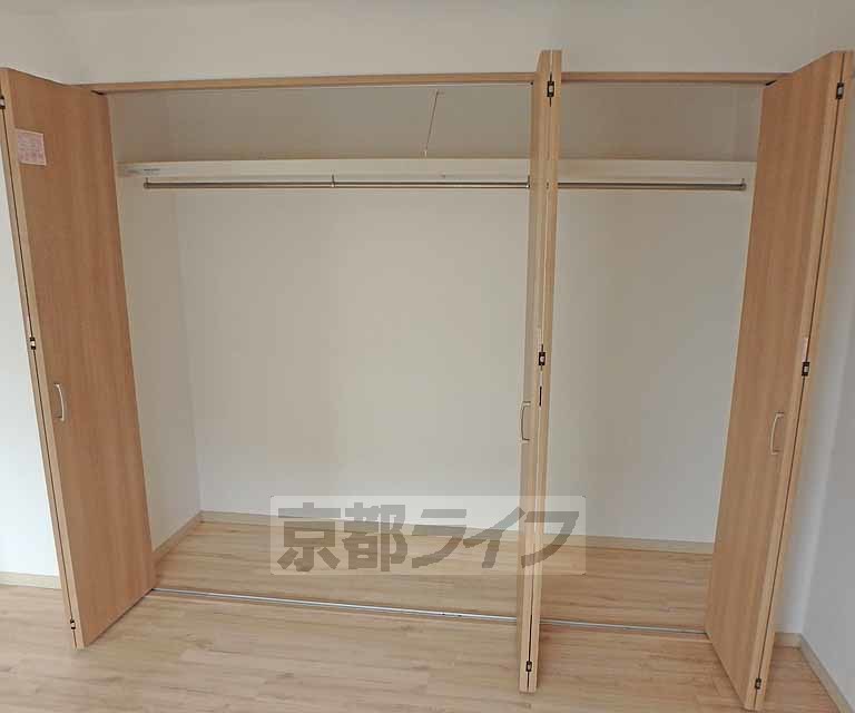 収納　天井高で奥行のあるクローゼットです。