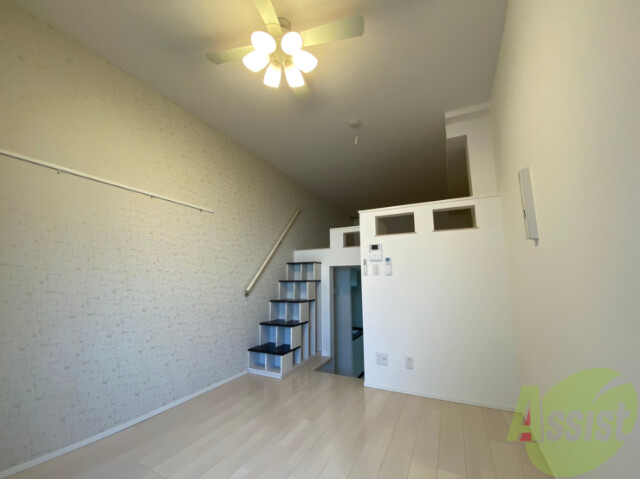 居室・リビング　６．１帖の洋室です。広々として、きれいですね。