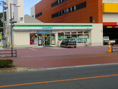 コンビニ　ファミリーマート（コンビニ）まで650m