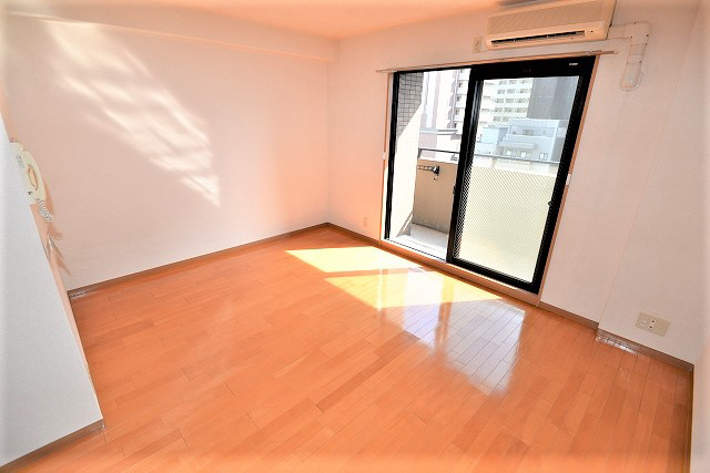 居室・リビング　写真は同マンションの別の部屋のものです