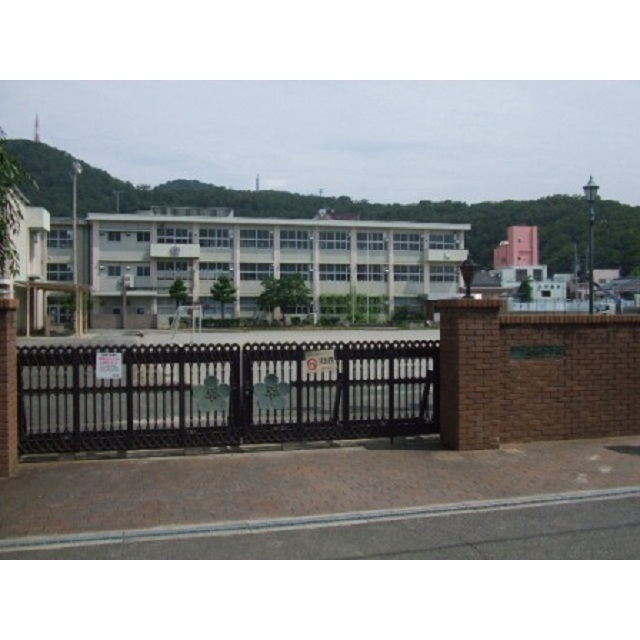 小学校　梅林小学校　　１７（小学校）まで1100m