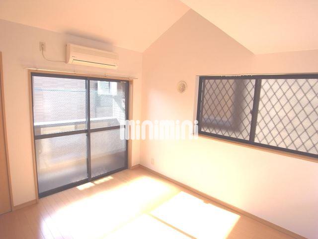 居室・リビング　天井が高く開放感があります