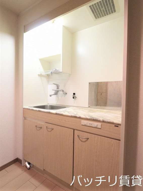 キッチン　別号室タイプの為、現状を優先致します。