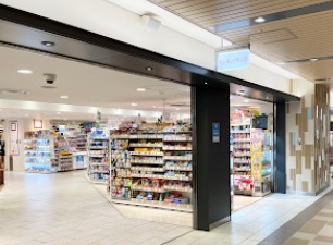ドラックストア　コクミンドラッグアルデ新大阪店（ドラッグストア）まで498m