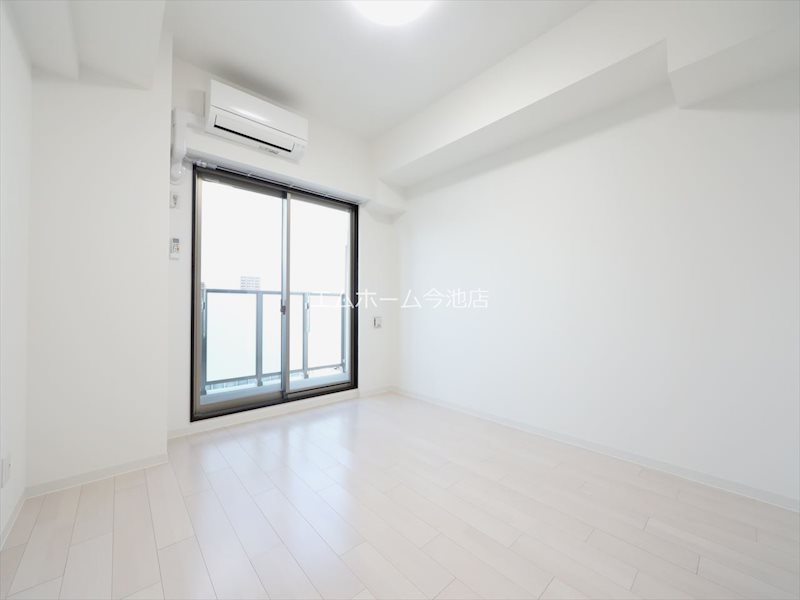 バルコニー　洋室8.1帖　エアコン付　収納充実しています