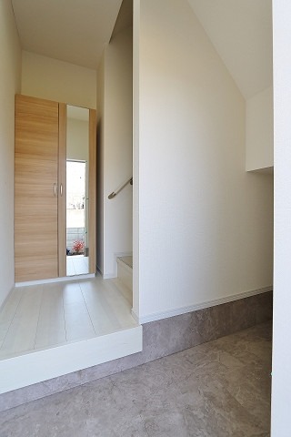 玄関　荷物があっても窮屈感を感じませんね