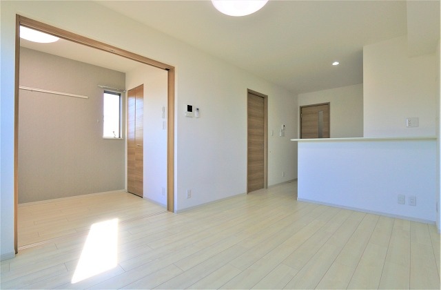 居室・リビング　広々リビングでゆっくりお過ごしください