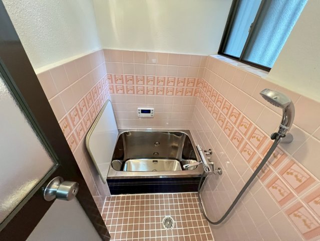 バス・シャワールーム　コンパクトで使いやすいお風呂です