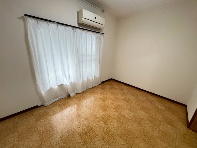 その他部屋・スペース　落ち着いた色調の寝室です