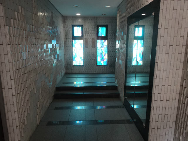 ロビー　おしゃれなガラスの共用廊下です